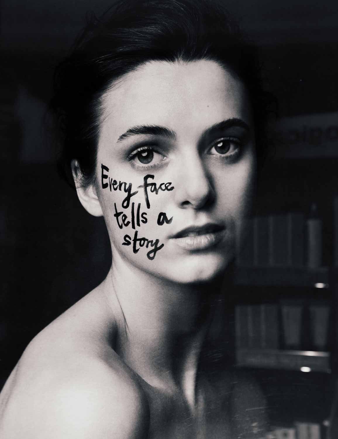 Portrait einer Frau mit auf ihrem Gesicht geschrieben „Every face tells a story“